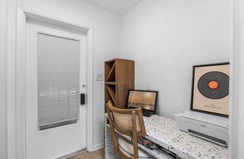 Altamonte Springs House | Altamonte Springs Retreat Fenced Yard & Workspace