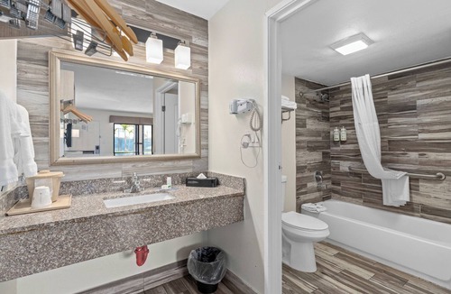 West Colonial Hotel | Baymont by Wyndham Orlando Downtown