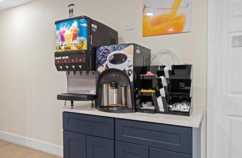 West Colonial Hotel | Baymont by Wyndham Orlando Downtown