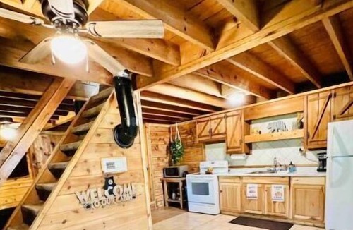 Young Harris Cabin | Bear-Tastic Mountain Cabin-HotTub-Game Room- Grill