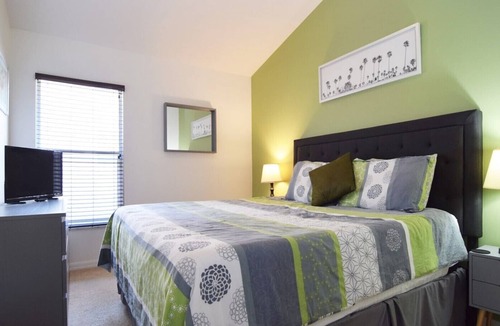 Highgate Park House | Beautiful 4 Bed/3 bath South-Facing Pool Home, 8 miles to Disney World!