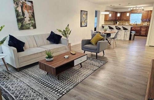 Lawsona - Fern Creek House | Bungalow DT by Lake Eola & KIA center Sleeps 12
