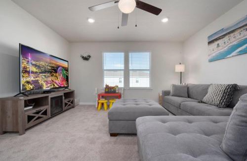 Davenport House | Charming 5BD Home All suites with Pool and BBQ Grill