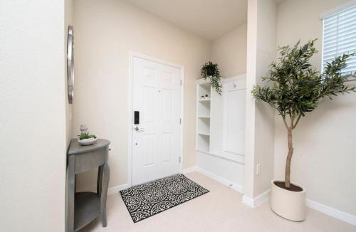 Davenport House | Charming 5BD Home All suites with Pool and BBQ Grill