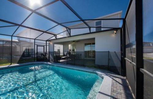 Davenport House | Charming 5BD Home All suites with Pool and BBQ Grill