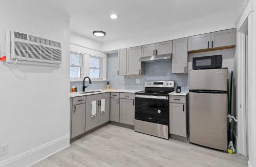 Lake Eola Heights House | Chic 1br Orlando Rental Kitchen & Fast Wi-fi
