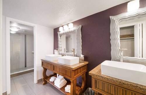 Florida Center Hotel | Clarion Inn & Suites Across From Universal Orlando Resort