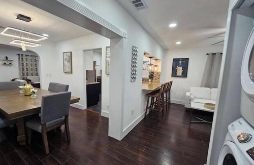 College Park House | College Park Bungalow Sleeps 20+ 2 Kitchens-Fenced