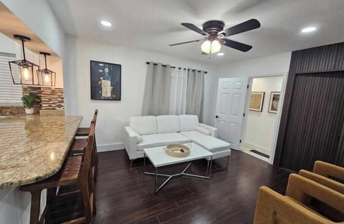 College Park House | College Park Bungalow Sleeps 20+ 2 Kitchens-Fenced