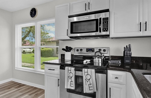 Poinciana House | Cozy 2-bedroom Townhouse 35 mins to Disney Parks!