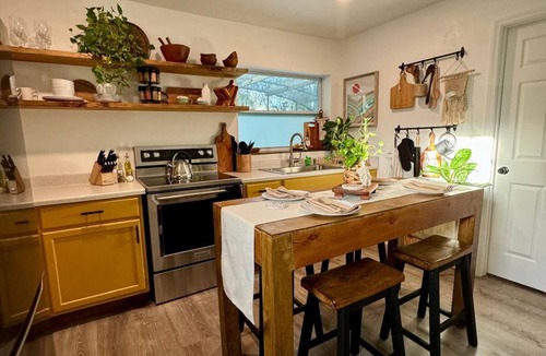 Historic Downtown Kissimmee Apartment | Cozy 2-beds Family Friendly Apt w/Pool, Full Kitchen in Downtown Kissimmee