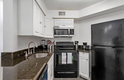 Ventura Apartment | Cozy Apt w/Pool, Hot Tub, Golf, Near Downtown!