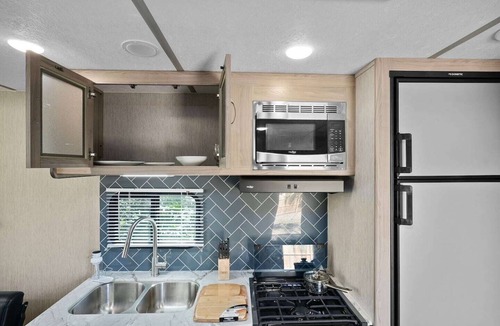 Lake Como House | Cozy RV Retreat Fast Wi-Fi & Pet-Friendly