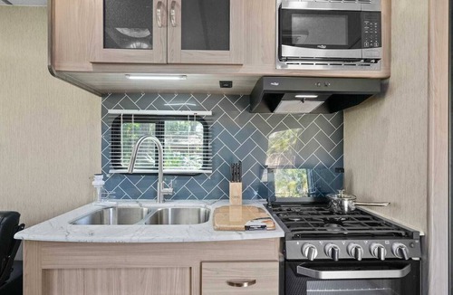 Lake Como House | Cozy RV Retreat Fast Wi-Fi & Pet-Friendly