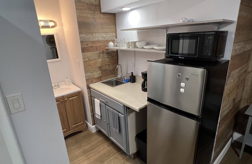 Orlando Apartment | Cozy Studio Apartment, free parking, close to airport.