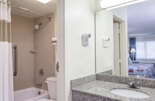 Fern Park Hotel | Days Inn by Wyndham N Orlando/Casselberry