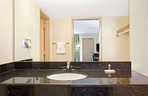 Orlando Hotel | Days Inn by Wyndham Orlando Airport Florida Mall