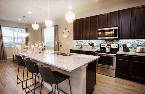 Kissimmee House | DISNEY LUXURIOUS/5BD/POLL SONOMA WHITEROSE VILLA LUXURY MEETS AFFORDABILITY