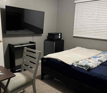 Richmond Heights House | Downtown Private Deluxe Room