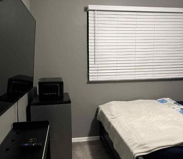 Richmond Heights House | Downtown Private Deluxe Room