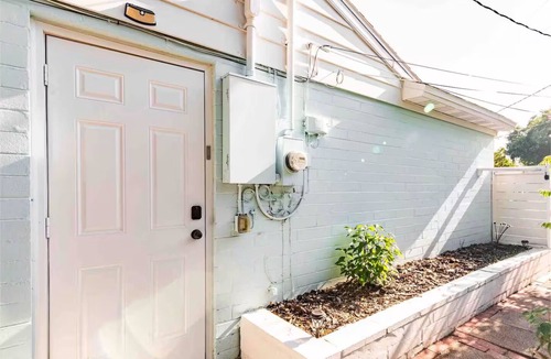 Colonialtown South House | Downtown Walkable WFH with free Washer and Dryer Private Bed & Bath