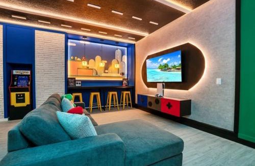 Kissimmee Villa | Dynamic 15 Bed With Character Bedrooms Pool, Spa! villa