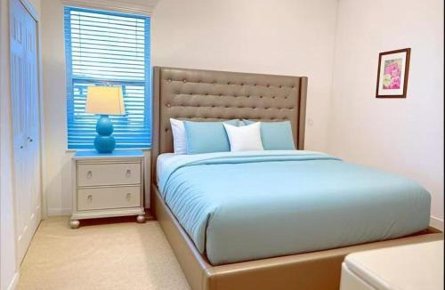 Loughman House | Elegant King or Queen Suite Rooms -Private Bath-5 Star Resort-Pool-SPA-Club-Disney-Water Park-WiFi-Smart TV