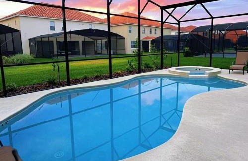 Loughman House | Elegant King or Queen Suite Rooms -Private Bath-5 Star Resort-Pool-SPA-Club-Disney-Water Park-WiFi-Smart TV