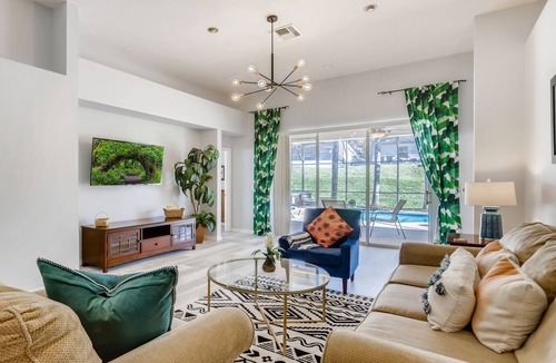 Calabay Parc Villa | Exquisite 4 bed 3 bath Pool Home with Games Room| Carpet Free!