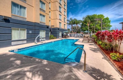 Florida Center Hotel | Family & Friends Getaway! 3 Spacious Units, Free Hot Breakfast, Free Parking!