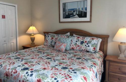 West Kissimmee House | Gated Emerald island resort townhome, Overlook Pool, 3 miles to Disney, rent by owner
