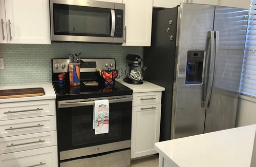 Ventura Condo | Gated golf community. Free wifi & Cable. King Bed and Heated pool.