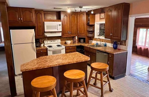 Oviedo House | Gator Hole: Old-Florida Cabin Feeling 2-bedrooms, I Den with Futon bed 1.5-bath house, sleeps 5. New bring your boat launch from black hammock boat ramp fish from your house or the peninsula