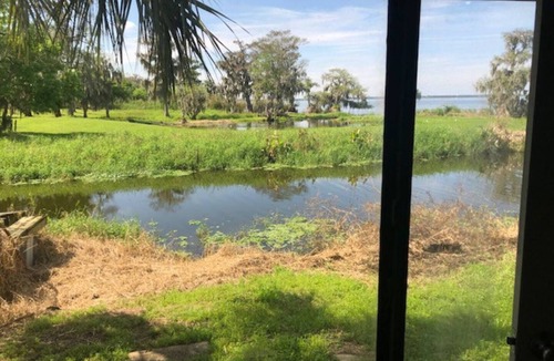 Oviedo House | Gator Hole: Old-Florida Cabin Feeling 2-bedrooms, I Den with Futon bed 1.5-bath house, sleeps 5. New bring your boat launch from black hammock boat ramp fish from your house or the peninsula