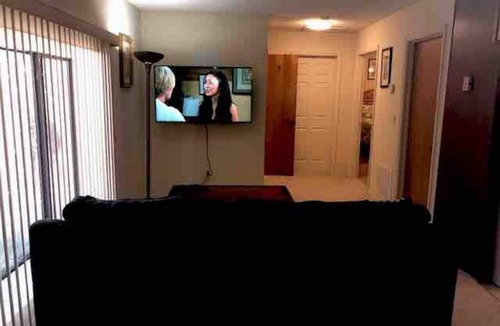 Oviedo House | Gator Hole: Old-Florida Cabin Feeling 2-bedrooms, I Den with Futon bed 1.5-bath house, sleeps 5. New bring your boat launch from black hammock boat ramp fish from your house or the peninsula