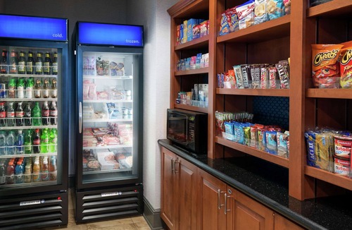 Airport North Hotel | Hampton Inn & Suites Orlando Airport @ Gateway Village