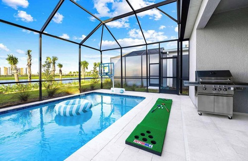 Florida Center House | Heavenly Haven | Huge estate next to airport & Universal ft. a theater & arcade