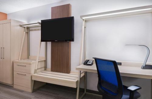 Florida Center Hotel | Holiday Inn Express & Suites - Nearest Universal Orlando by IHG