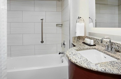 Airport North House | Homey & Convenient Suite! Free Airport Transfer