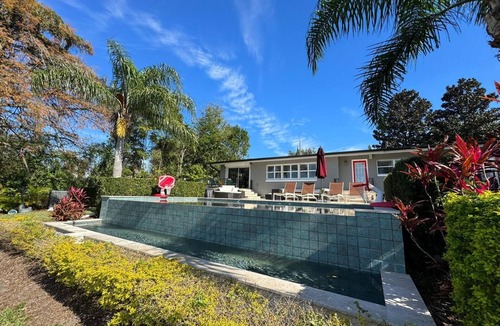 Dover Shores West House | Infinity pool Luxury furnishings 48 amp level 2 E.V. charger