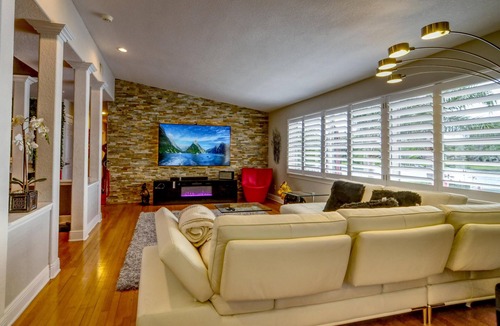 Dover Shores West House | Infinity pool Luxury furnishings 48 amp level 2 E.V. charger