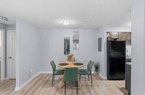 Kettering Apartment | King Canopy Bed I Sofa Bed I Next to Restaurants