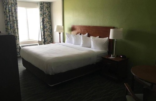 Fairview Shores Apartment | King Room Near West Marine ORL