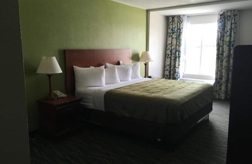 Fairview Shores Apartment | King Room Near West Marine ORL