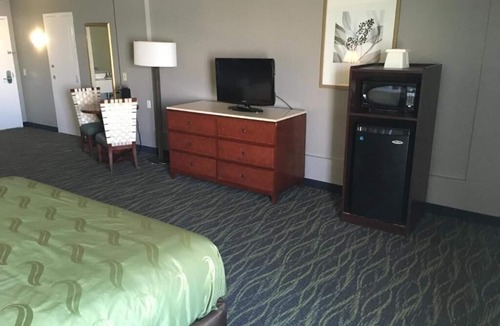 Fairview Shores Apartment | King Room Near West Marine ORL