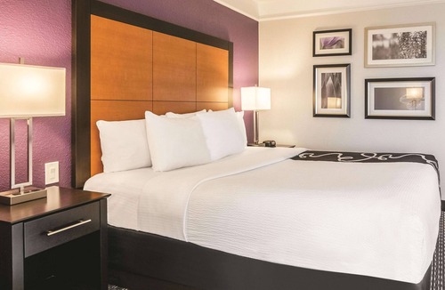 Airport North Hotel | La Quinta Inn & Suites by Wyndham Orlando Airport North