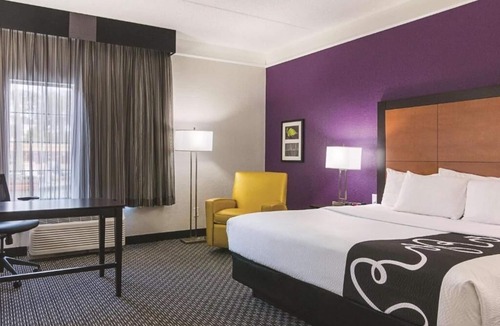 Airport North Hotel | La Quinta Orlando | 1 King Bed | Free Shuttle & Breakfast | Onsite Pool | Gym
