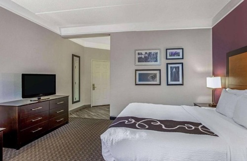 Airport North Hotel | La Quinta Orlando | 1 King Bed | Free Shuttle & Breakfast | Onsite Pool | Gym