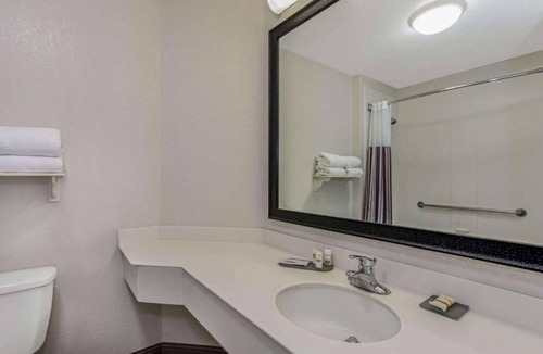 Airport North Hotel | La Quinta Orlando | 1 King Bed | Free Shuttle & Breakfast | Onsite Pool | Gym