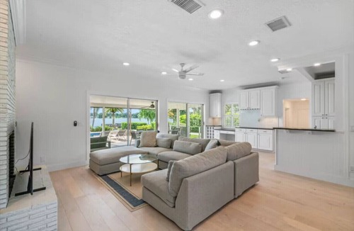 Southwest Orlando Apartment | Lake House + Pool, Dock, Walk to Universal Studios